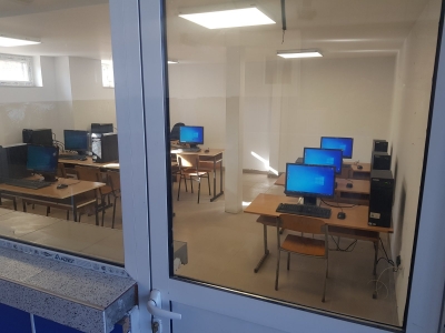Компютърна зала за ромските деца в кв. "Факултета"