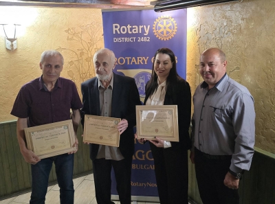 Ротари клуб Нова Загора - отличия за изявени просветни дейци от общината.